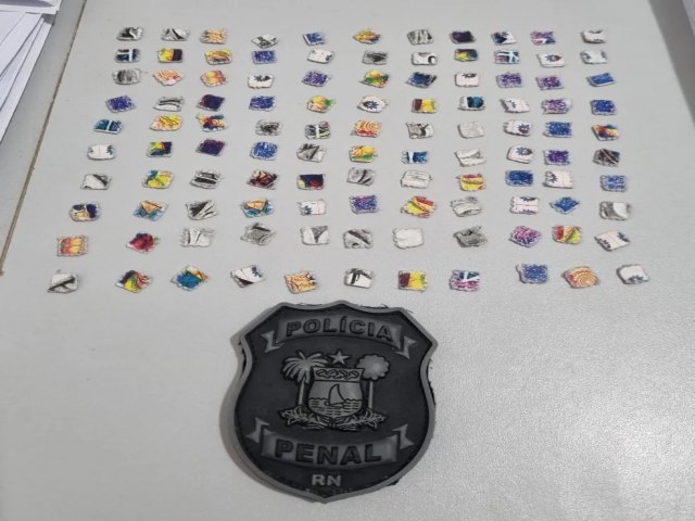Mulher  presa ao tentar entrar com 110 selos de LSD na Penitenciria de Alcauz