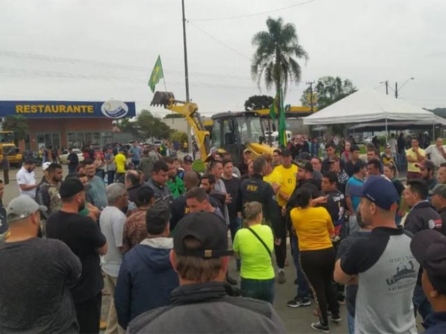 Caminhoneiros fecham rodovias contra resultado das urnas aps derrota de Bolsonaro
