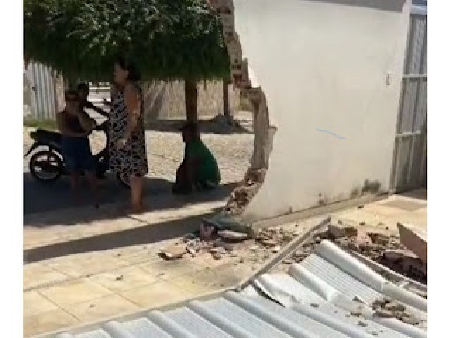 VDEO: Criana engata marcha  r e carro derruba muro de casa em Pau dos Ferros-RN