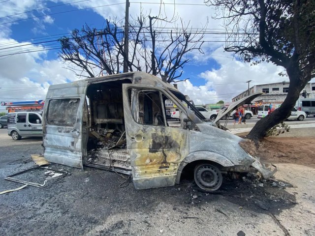 Incndio destri ambulncia na Zona Norte de Natal