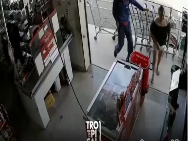 [VDEO] Bandido coloca arma na cabea de grvida durante assalto a mercadinho em Natal