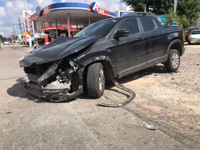 CARRO BATE, DERRUBA POSTE E MOTORISTA FOGE EM NOVA PARNAMIRIM; POLCIA ENCONTRA BEBIDAS ALCOLICAS