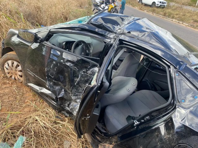 MOTORISTA PERDE CONTROLE, BATE CARRO E FICA PRESA S FERRAGENS NA GRANDE NATAL