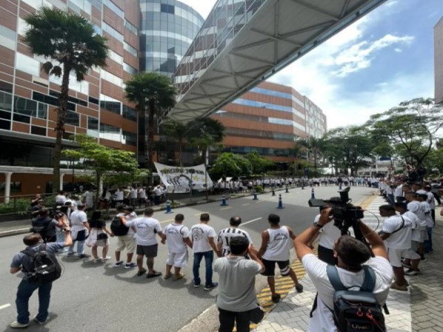 Torcida do Santos se rene em hospital e reza pela sade de Pel