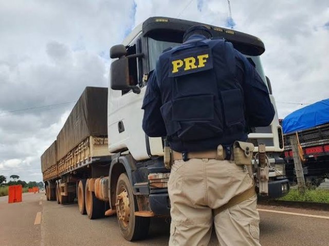 PRF PRENDE HOMEM E RECUPERA CAMINHO ROUBADO EM SO JOS DE MIPIBU