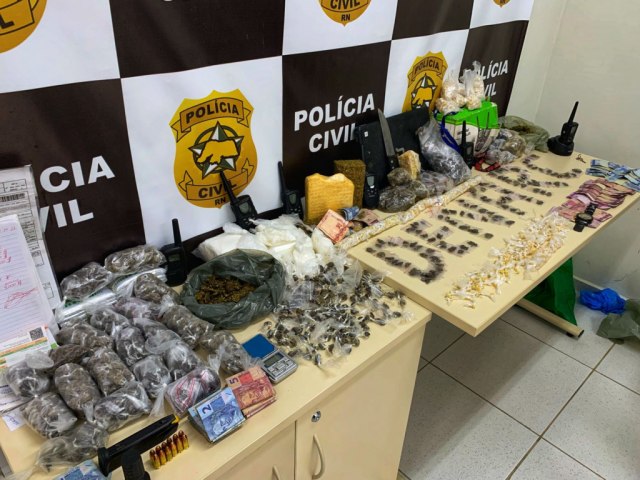 DROGAS, DINHEIRO E MUNIES SO APREENDIDAS DENTRO DE RESIDNCIA EM SO GONALO DO AMARANTE