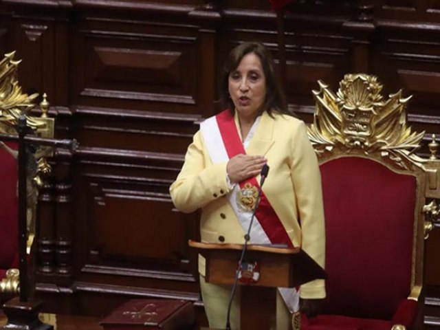 Dina Boluarte assume a presidncia do Peru aps impeachment de Castillo