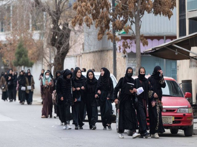 Talib probe mulheres de frequentarem universidade no Afeganisto