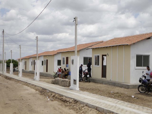 Governo do Estado entrega as primeiras casas do Pr-Moradia