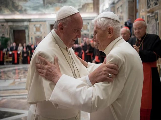Papa Francisco pede para que fiis orem por Bento XVI que 'est muito doente'