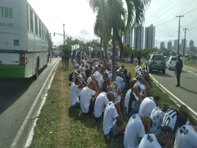  [FOTOS] Bombas de estilhaos, isqueiros e rojes so apreendidos com torcida organizada em Natal