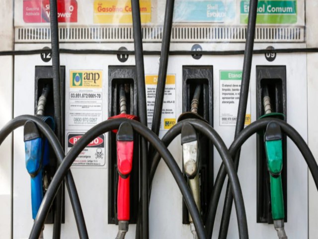 Gasolina cai 1,2% na semana e fica abaixo de R$ 5, diz ANP
