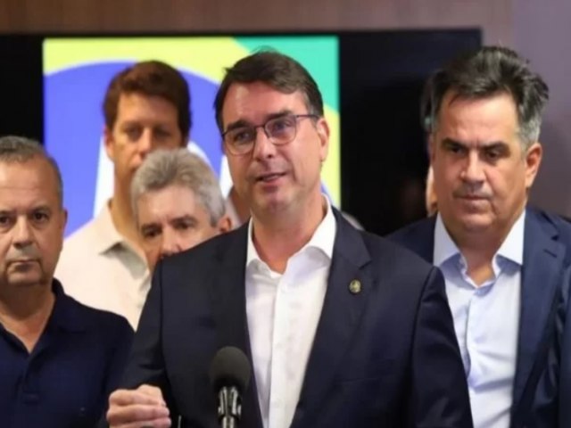 Poltica Flvio sobre Bolsonaro voltar ao Brasil: Pode ser amanh, daqui seis meses, nunca