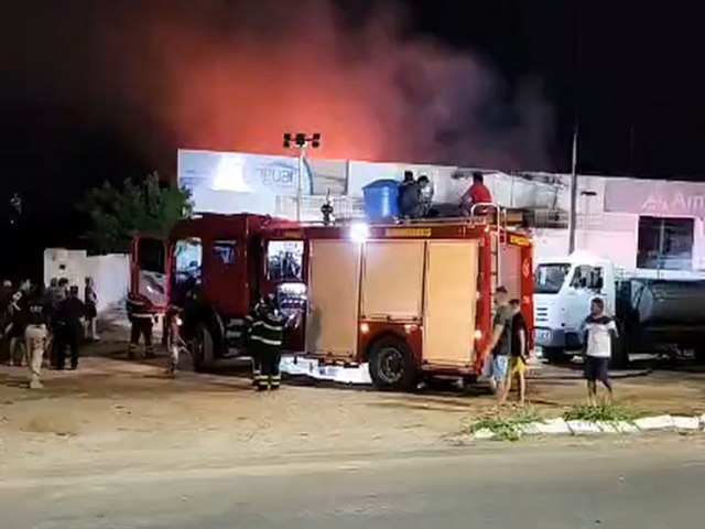 Incndio destri galpo de fbrica de espumas no bairro Aeroporto, em Mossor