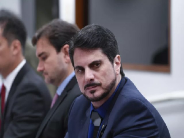 Poltica Marcos do Val diz que recebeu proposta golpista de Daniel Silveira, ao lado de Bolsonaro, e anuncia que renunciar ao mandato