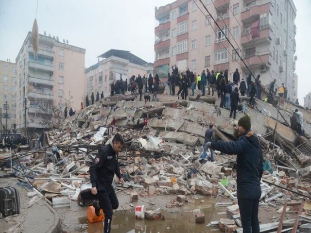 FOTOS: Terremoto de magnitude 7,8 deixa mais de 600 mortos na Turquia e na Sria