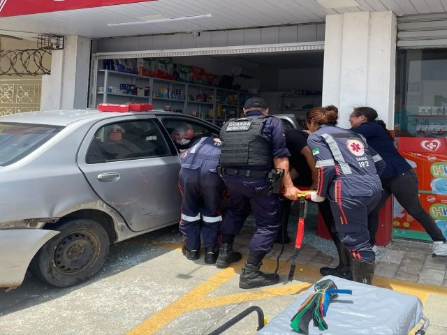 CARRO INVADE FARMCIA EM PARNAMIRIM APS ACIDENTE DE TRNSITO