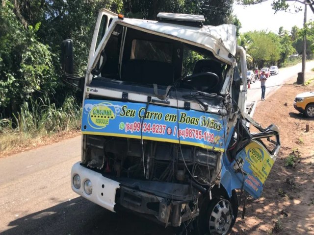 MOTORISTA FICA PRESO S FERRAGENS EM ACIDENTE NA ESTRADA DE PIPA E  RESGATADO POR HELICPTERO