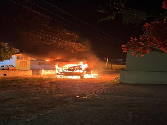 COM CHAMAS QUE DOBRAVAM QUARTEIRO, NIBUS ESCOLAR DE FLORNIA  INCENDIADO NESSA MANH; VDEO