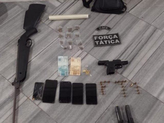 FT1 PRENDE CASAL COM ARMAS, MUNIES, DROGAS, CELULARES E DINHEIRO NO BAIRRO DE ME LUZA