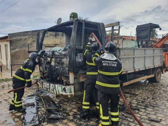 CAMINHO DA COMPANHIA DE GUAS  INCENDIADO EM ATAQUE CRIMINOSO EM MOSSOR