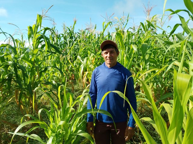 Agricultor Antonio Carreiro. Partipaco Sec. Agricultura Giovanni. So Fco. do Oeste/RN. Abril 2023