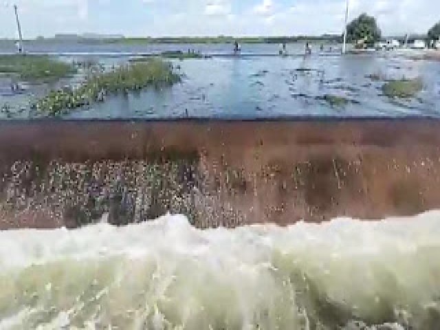 Aumenta o volume de gua que jorra na barragem de Pau dos Ferros