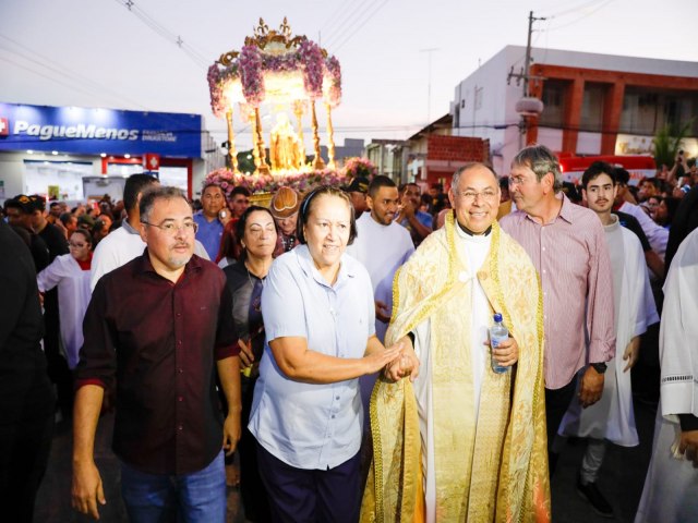 Governadora Ftima Bezerra participa da procisso de Santa Rita de Cssia em Santa Cruz
