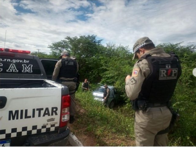 POLCIA MILITAR ENTRA EM CONFRONTO COM SUSPEITOS DE ASSALTO E RECUPERA OBJETOS ROUBADOS, NA ZONA RURAL DE MOSSOR