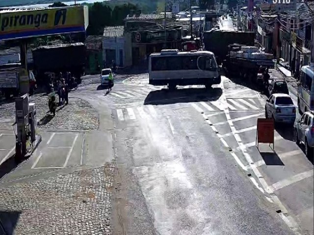 HOMEM MORRE ATROPELADO POR CAMINHO NA MARIO NEGCIO; TRNSITO LENTO NO LOCAL