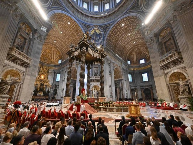 Altar do Papa recebe rito de purificao aps homem ficar nu em protesto na Baslica de So Pedro