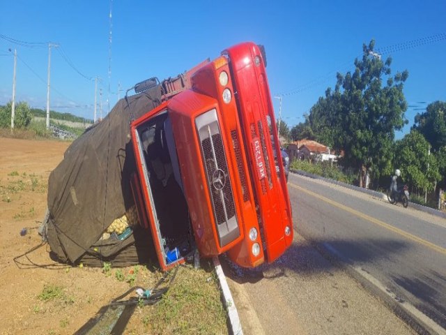 CAMINHO CARREGADO DE FRUTAS TOMBA NA BR 405 NO MUNICPIO DE APODI NO OESTE POTIGUAR. NO H FERIDOS