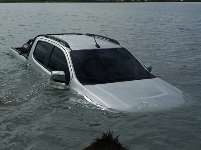 CARRO FICA SUBMERSO AO TENTAR FAZER TRAVESSIA EM PRAIA NO RN