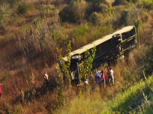 NIBUS ESCOLAR CAPOTA NA BR 304 ROTATRIA DE ACESSO A PAU DOS FERROS NA REGIO DO ALTO OESTE POTIGUAR