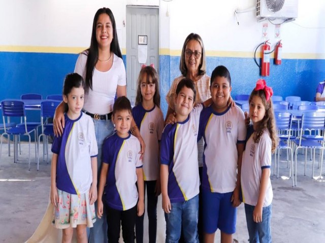 SO FRANCISCO DO OESTE/RN: entrega de fardamento escolar aos alunos da rede municipal de ensino - 2023