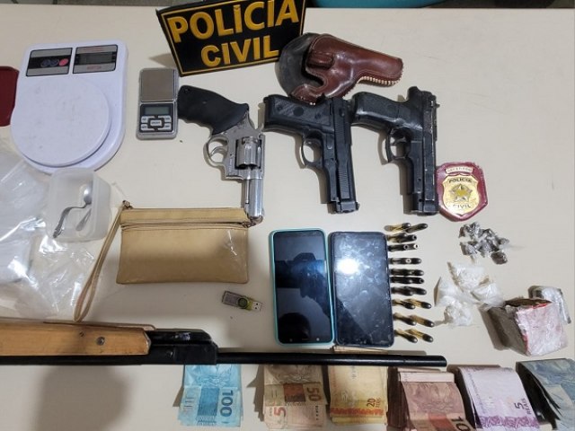 POLCIA CIVIL PRENDE DUPLA POR TRFICO DE DROGAS E POSSE ILEGAL DE ARMA DE FOGO NO INTERIOR DO RN