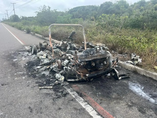 NATAL/RN: CARRO PEGA FOGO E FICA COMPLETAMENTE DESTRUDO NA ROTA DO SOL