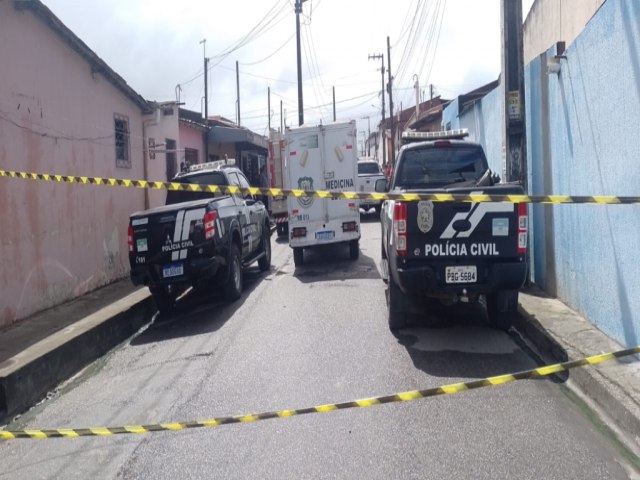 CORPO DE MULHER  ENCONTRADO ENTERRADO EM QUINTAL DE CASA NA ZN DE NATAL; SUSPEITO J FOI PRESO POR FEMINICDIO