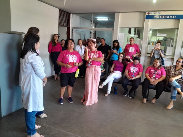 Outubro Rosa: Ms de preveno ao cncer de mama tem ao alusiva no Detran
