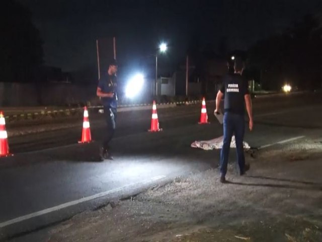 HOMEM MORRE ATROPELADO A POUCOS METROS DE PASSARELA NA BR-304 EM MACABA