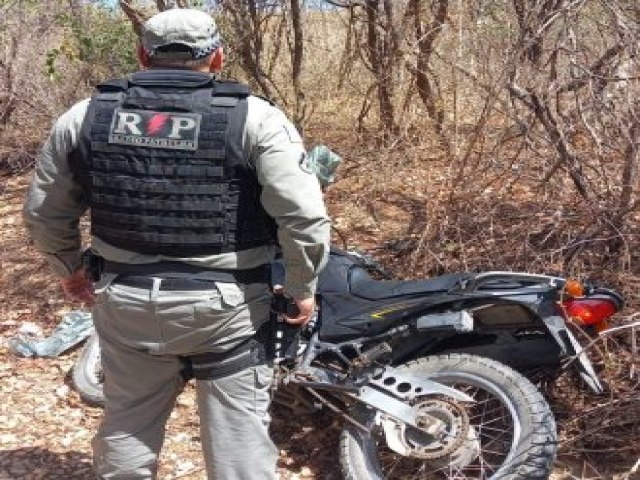 POLCIA MILITAR ENCONTRA MOTO COM CARACTERSTICAS DA USADA EM TENTATIVA DE LATROCNIO NO VINGT ROSADO