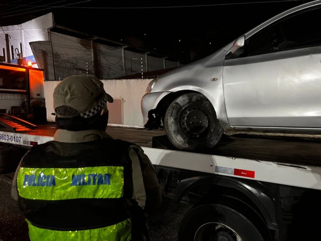 MOTORISTA BBADO TENTA FUGIR DE BLITZ PELA CONTRAMO, BATE EM CANTEIRO E ACABA PRESO EM NATAL