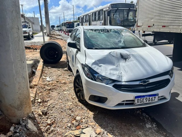 CARRO DE REPORTAGEM DA INTER TV  ATINGIDO POR RODA QUE SE SOLTOU DE NIBUS EM NATAL