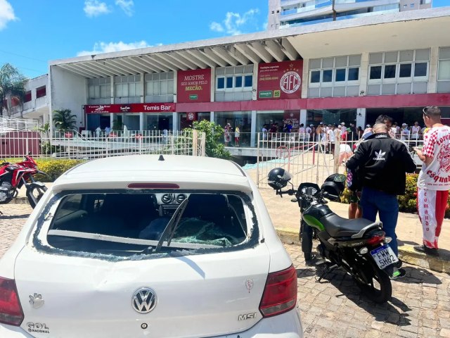 HOMENS JOGAM PEDRAS E BOMBAS E DEPREDAM ENTRADA NA SEDE SOCIAL DO AMRICA FUTEBOL CLUBE EM NATAL