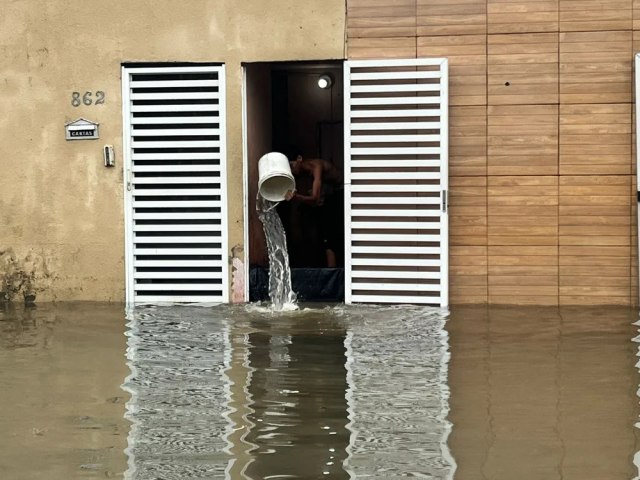 CHUVA ALAGA RUAS, INVADE CASAS, FECHA UNIDADES DE SADE E SUSPENDE AULAS E VIAGENS DE TREM EM NATAL