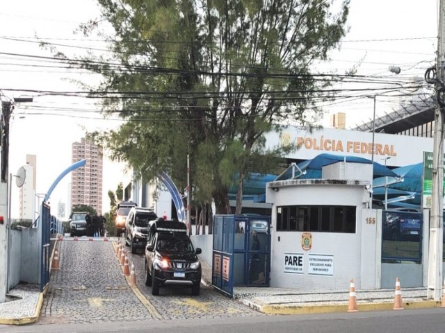 CERCA DE 100 POLICIAIS REALIZAM OPERAO EM ME LUIZA E CUMPREM SEIS MANDADOS DE BUSCA E APREENSO