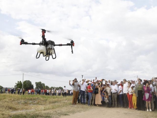 Ministro e governadora defendem a mecanizao da agricultura familiar na zona rural de Apodi