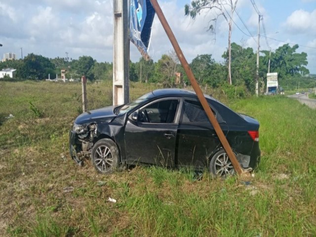 O carro do advogado baleado ficou danificado | Foto: Cedida