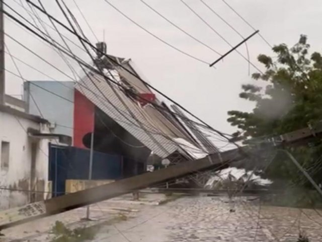 Velha estrutura metlica do Estdio Nogueiro desaba com a chuva e ventos em Mossor