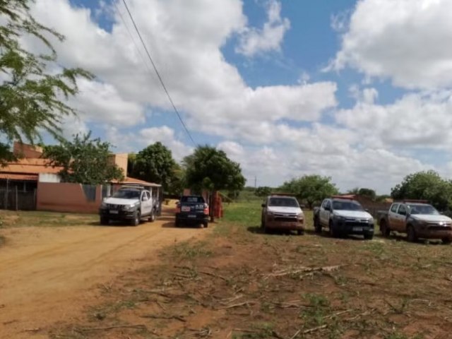 CASA INVADIDA POR FUGITIVOS FICA A CERCA DE 3 KM DA PENITENCIRIA DE MOSSOR; CRIMINOSOS FICARAM 4H NO LOCAL E ROUBARAM UM CELULAR